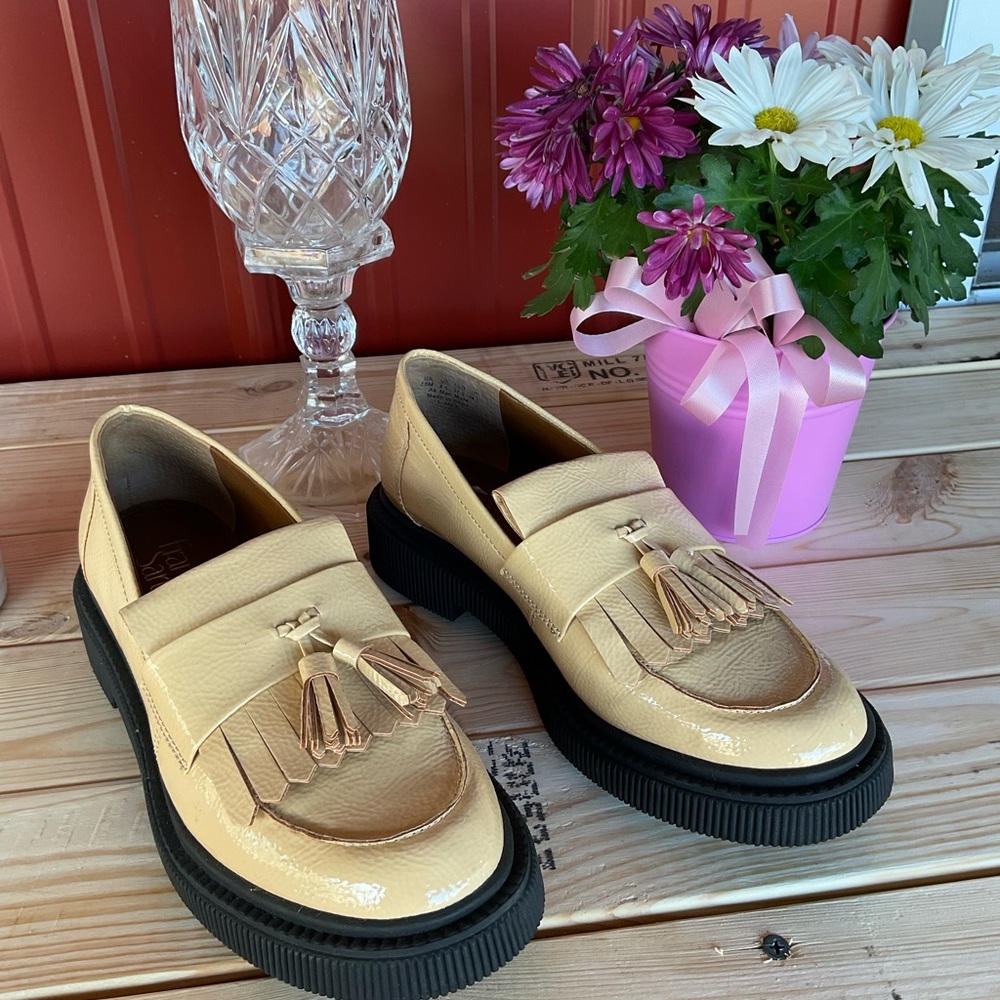 Franko Sarto Cream Loafers with Black Soles. Size 6M